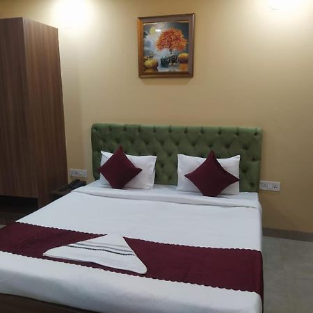 Limewood Stay - Near Golf Course Road Гургаон Екстериор снимка