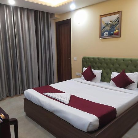 Limewood Stay - Near Golf Course Road Гургаон Екстериор снимка