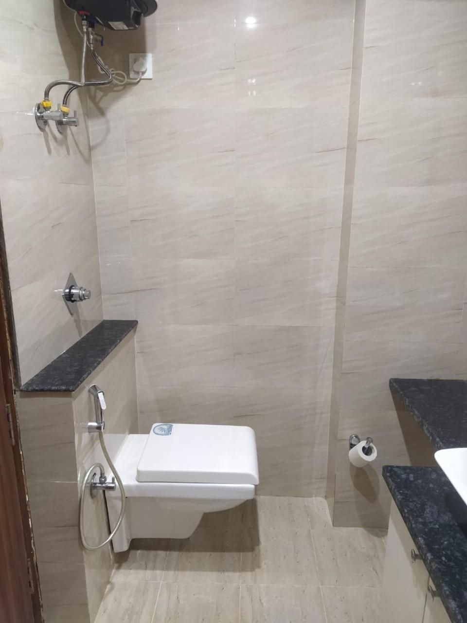 Limewood Stay - Near Golf Course Road Гургаон Екстериор снимка