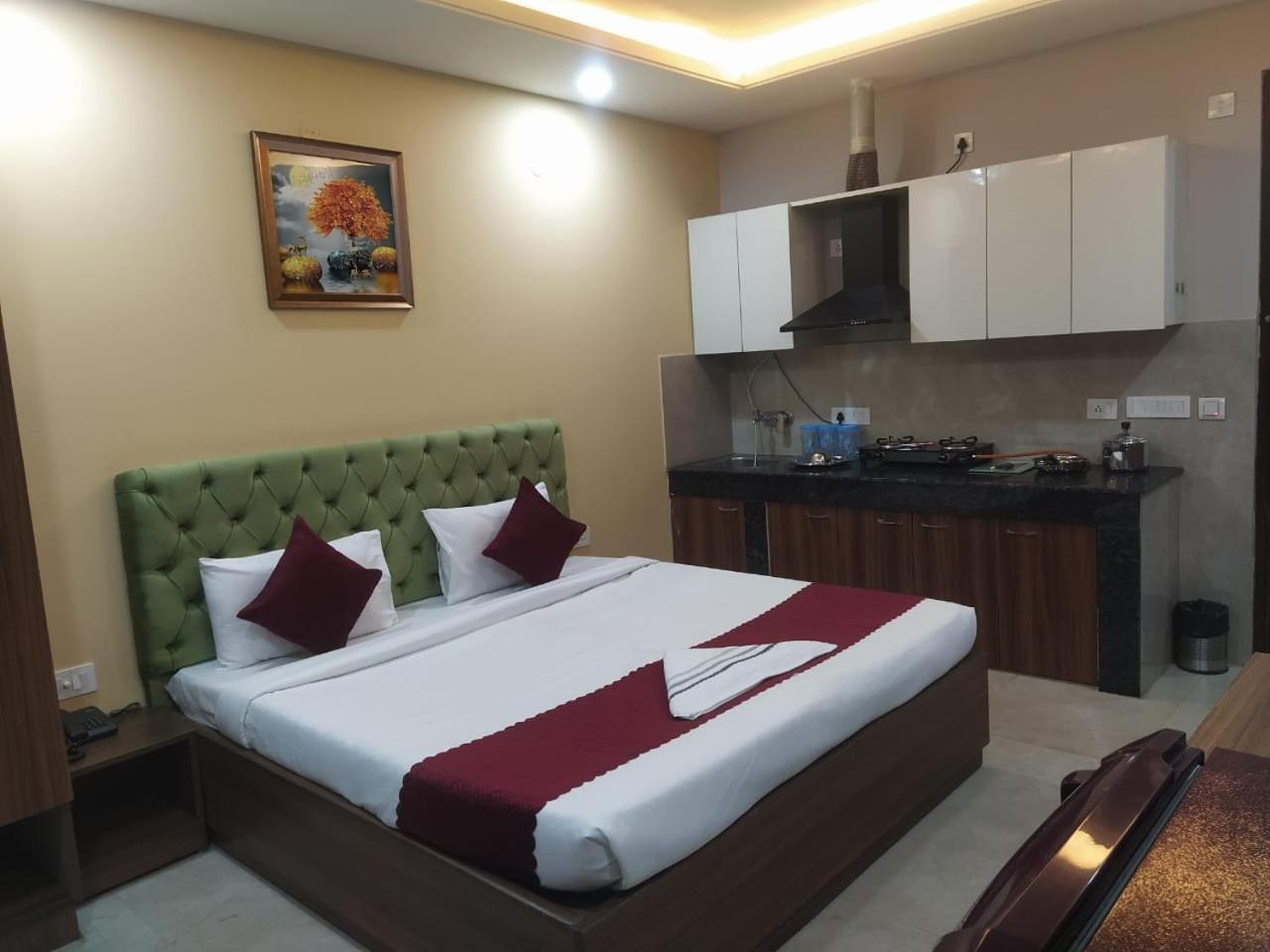 Limewood Stay - Near Golf Course Road Гургаон Екстериор снимка