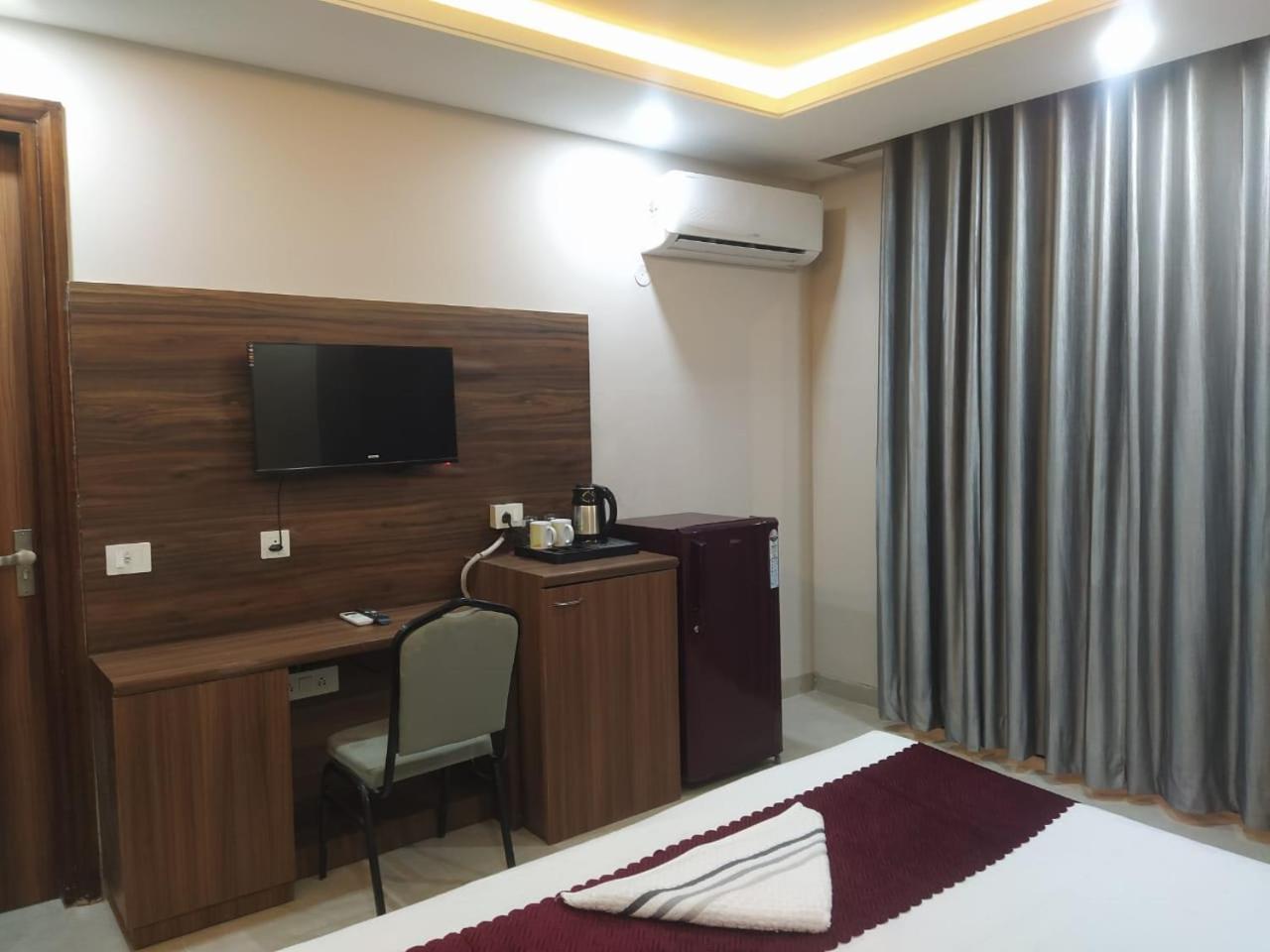 Limewood Stay - Near Golf Course Road Гургаон Екстериор снимка