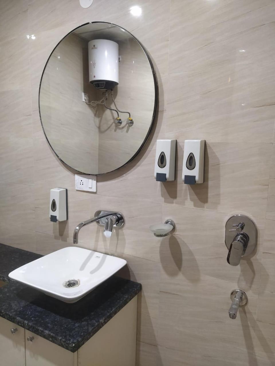 Limewood Stay - Near Golf Course Road Гургаон Екстериор снимка