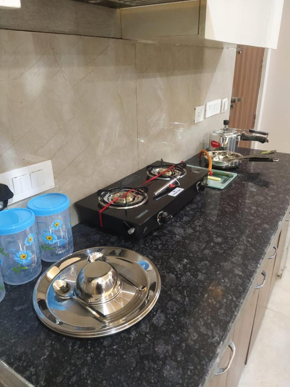 Limewood Stay - Near Golf Course Road Гургаон Екстериор снимка