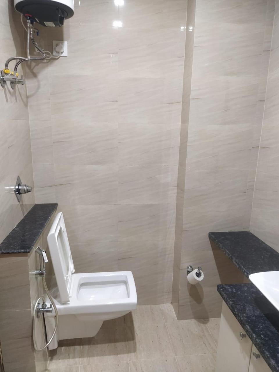 Limewood Stay - Near Golf Course Road Гургаон Екстериор снимка