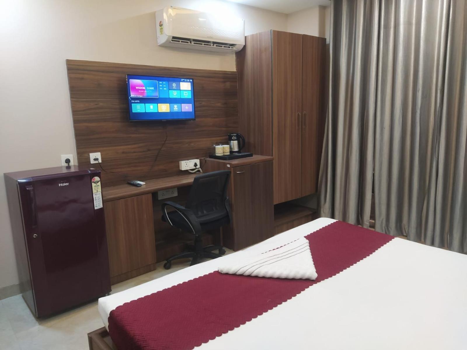 Limewood Stay - Near Golf Course Road Гургаон Екстериор снимка