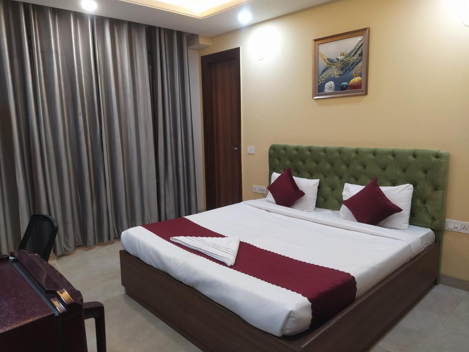 Limewood Stay - Near Golf Course Road Гургаон Екстериор снимка