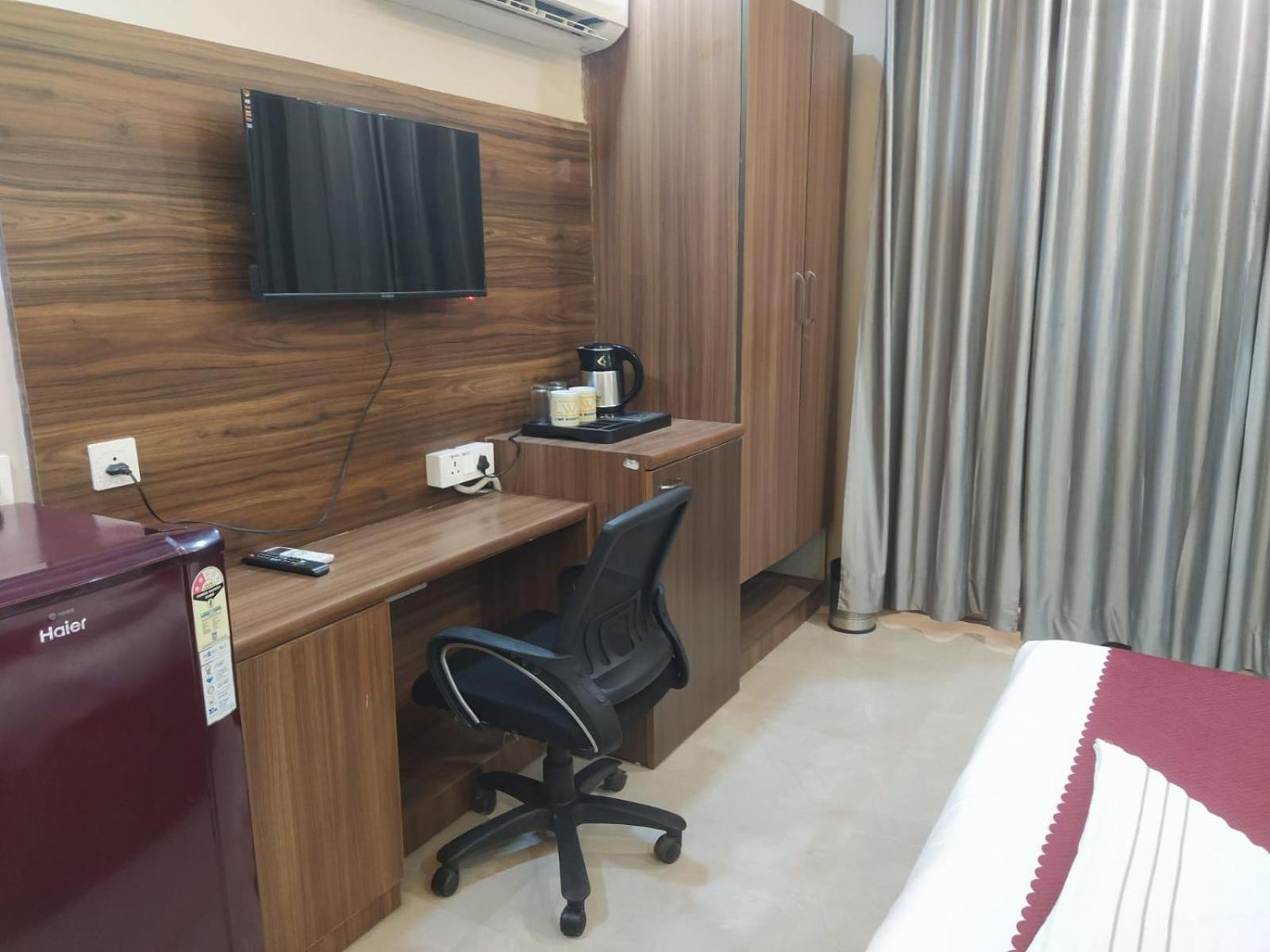 Limewood Stay - Near Golf Course Road Гургаон Екстериор снимка